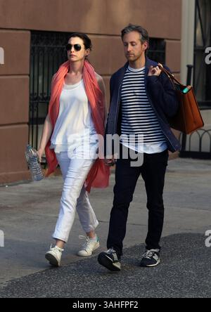 6. Mai 2015 – New York City, NY, USA – Schauspielerin Anne Hathaway und ihr Mann Adam Shulman spazieren am 6. Mai 2015 in New York City im East Village (Foto: © Zelig Shaul/Ace Pictures/ZUMA Wire) Stockfoto