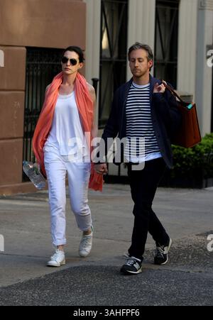 6. Mai 2015 – New York City, NY, USA – Schauspielerin Anne Hathaway und ihr Mann Adam Shulman spazieren am 6. Mai 2015 in New York City im East Village (Foto: © Zelig Shaul/Ace Pictures/ZUMA Wire) Stockfoto
