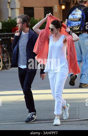 6. Mai 2015 – New York City, NY, USA – Schauspielerin Anne Hathaway und ihr Mann Adam Shulman spazieren am 6. Mai 2015 in New York City im East Village (Foto: © Philip Vaughan/Ace Pictures/ZUMA Wire) Stockfoto
