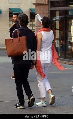 6. Mai 2015 – New York City, NY, USA – Schauspielerin Anne Hathaway und ihr Mann Adam Shulman spazieren am 6. Mai 2015 in New York City im East Village (Foto: © Zelig Shaul/Ace Pictures/ZUMA Wire) Stockfoto