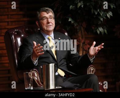 23. April 2015: Palo Alto, CA, USA – Ash Carter, US-Verteidigungsminister, beantwortet Fragen nach seiner Rede über Cybersicherheit an der Stanford University in Palo Alto, Kalifornien, am 23. April 2015. (Kreditbild: © Gary Reyes/TNS/ZUMA Wire) Stockfoto