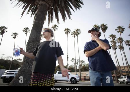 Mai 2015: Goleta, Kalifornien, USA S - 19. Mai 2015 Ã Goleta, Kalifornien, USA Ã von links sehen die besorgten Bürger JOSH und MORGAN (NACHNAMEN NICHT ANGEGEBEN) eine ölbedeckte Küste in der Nähe des Refugio State Beach nördlich von Santa Barbara am Dienstag Nachmittag. (Bild: © Troy Harvey/ZUMA Wire/ZUMAPRESS.com) Stockfoto