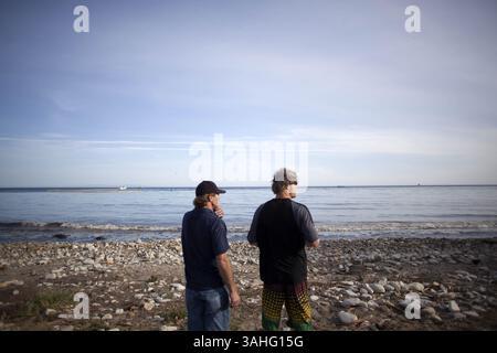 Mai 2015: Goleta, Kalifornien, USA S - 19. Mai 2015 Ã Goleta, Kalifornien, USA Ã von links sehen besorgte Bürger MORGAN und JOSH (NACHNAMEN NICHT ANGEGEBEN) eine ölbedeckte Küste in der Nähe des Refugio State Beach nördlich von Santa Barbara am Dienstag Nachmittag. (Bild: © Troy Harvey/ZUMA Wire/ZUMAPRESS.com) Stockfoto