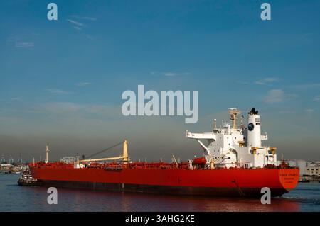 September 2013 - New York, New York, USA - beim Verlassen des Fährterminals. Staten Island. New York. USA. Eagle Atlanta Singapur Schiff. EAGLE ATLANTA (in Singapur registrierter Rohöltanker). Ein Öltanker, auch bekannt als Öltanker, ist ein Handelsschiff, das für den Massentransport von Öl ausgelegt ist. Es gibt zwei grundlegende Arten von Öltankschiffen: Den Rohtanker und den Produkttanker. Rohöltanker transportieren große Mengen unraffiniertes Rohöl von der Förderstelle zu Raffinerien. Produkttankschiffe, die im Allgemeinen viel kleiner sind, sind für den Transport raffinierter Produkte von Raffinerien zu annähernden Punkten ausgelegt Stockfoto