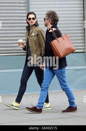 20. Mai 2015 – New York City, NY, USA – Schauspielerin Anne Hathaway und ihr Mann Adam Shulman spazieren am 20. Mai 2015 in New York City im East Village (Foto: © Zelig Shaul/Ace Pictures/ZUMA Wire) Stockfoto