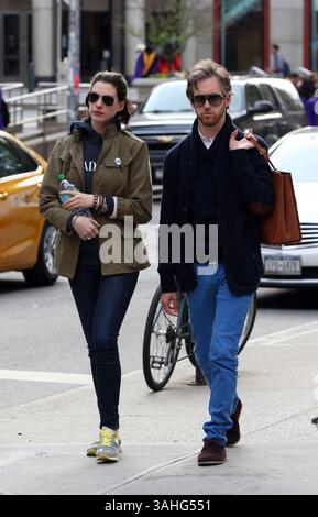 20. Mai 2015 – New York City, NY, USA – Schauspielerin Anne Hathaway und ihr Mann Adam Shulman spazieren am 20. Mai 2015 in New York City im East Village (Foto: © Zelig Shaul/Ace Pictures/ZUMA Wire) Stockfoto