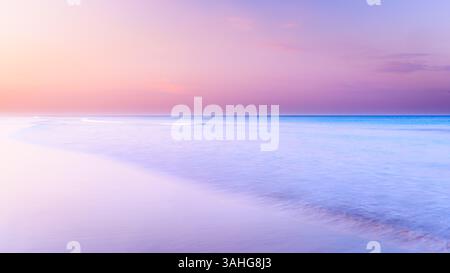 Malerischer Blick auf das Meer gegen den Himmel bei Sonnenaufgang Stockfoto