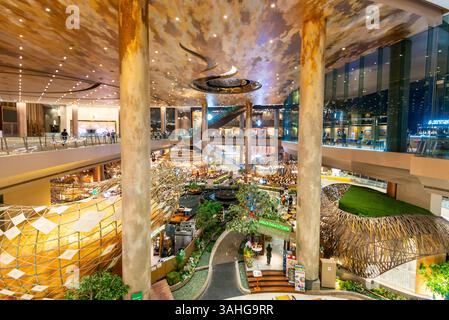 Bangkok, Thailand-02. Juli 2024: Lage des beeindruckenden 15 Meter hohen Wasserfalls mit runder Decke, über den Alangkarn Restaurantbereichen, nach Einbruch der Dunkelheit. Stockfoto