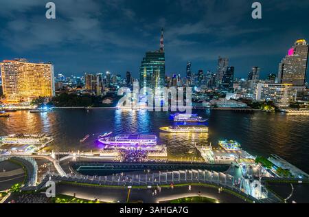 Bangkok, Thailand - 02. Juli: Nächtliche Szene des Flusslebens, beleuchtete Skyline der Stadt und Flussboote, Blick von der obersten Etage, Außenterrasse des Wahrzeichens Stockfoto