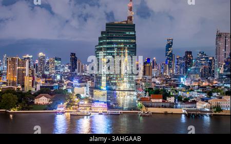 Bangkok, Thailand - 02. Juli: Nächtliche Szene des Flusslebens, beleuchtete Skyline der Stadt und Flussboote, Blick von der obersten Etage, Außenterrasse des Wahrzeichens Stockfoto