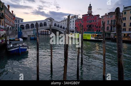 Blick auf die Rialtobrücke am frühen Morgen, Venedig, Italien Stockfoto