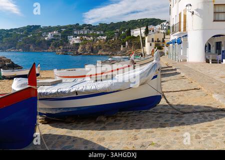 Nahaufnahme der traditionellen Fischerboote, die am Strand von Port Vell (Port Bo) in Calella de Palafrugell, Costa Brava, ruhen. Stockfoto