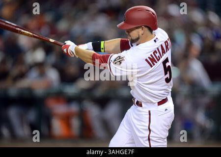 April 2015; Phoenix, AZ, USA; Arizona Diamondbacks Center Fielder Ender Inciarte (5) schlägt im MLB-Spiel im Chase Field in Phoenix, AZ gegen die San Francisco Giants. Joe Camporeale/Cal Sport Media(Bild: © Joe Camporeale/Cal Sport Media/ZUMAPRESS.com) Stockfoto