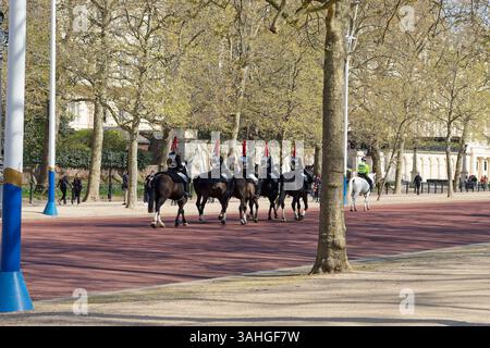 Die Household Cavalry ging die Mall vom Buckingham Palace in Richtung Admiralty Arch in London hinunter. Stockfoto
