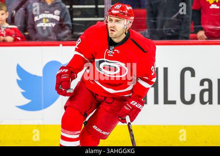 23. März 2015 - Raleigh, North Carolina, USA - Carolina Hurricanes rechten Flügel Patrick Dwyer (39) während des NHL-Spiels zwischen den Chicago Blackhawks und die Carolina Hurricanes in der PNC-Arena. Die Blackhawks besiegt den Carolina Hurricanes 3-1. (Kredit-Bild: © Andy Martin Jr./ZUMA Draht) Stockfoto