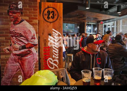 10. April 2015: Cleveland, OH, USA – Tim Egri aus Parma, Ohio, sitzt neben einem Rendering des Cleveland-Indianers Michael Brantley, während er die Action auf dem Spielfeld von The Corner aus beobachtet, der Bar im neuen Right Field District im Progressive Field Field, während die Indianer am Freitag, den 10. April 2015, in Cleveland zu Hause auftakten. (Abbildung: © Ed Suba Jr/TNS/ZUMA Wire) Stockfoto