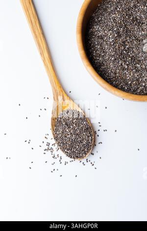 Chiasamen in Holzlöffel isoliert auf weißem Hintergrund. Superfood. Stockfoto