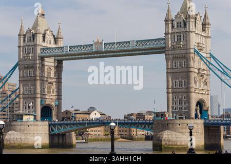 Tower Bridge über die Themse in London, England. Stockfoto