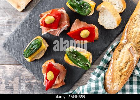 Traditionelle spanische Pintxos auf Holztisch Stockfoto