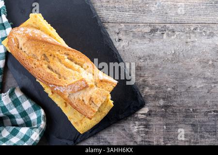 Spanisches Kartoffelomelette-Sandwich auf Holztisch Stockfoto