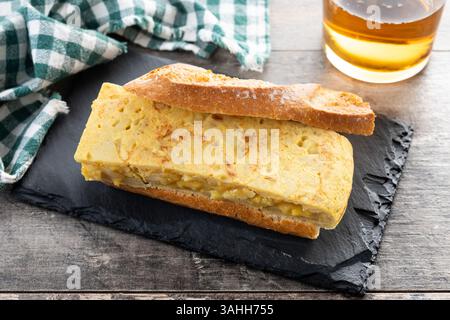 Spanisches Kartoffelomelette-Sandwich auf Holztisch Stockfoto