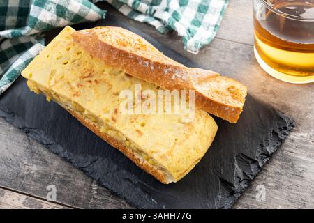 Spanisches Kartoffelomelette-Sandwich auf Holztisch Stockfoto