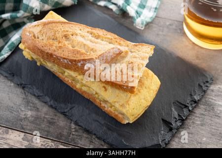 Spanisches Kartoffelomelette-Sandwich auf Holztisch Stockfoto