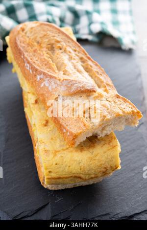 Spanisches Kartoffelomelette-Sandwich auf Holztisch Stockfoto