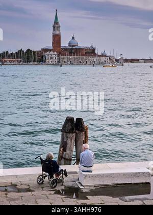 Seniorenpaar auf den Kanälen der Stadt bei Sonnenuntergang. Venedig Stockfoto
