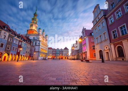 Posen, Polen. Stadtbild des alten Marktplatzes in Posen, Polen bei schönem Sonnenaufgang. Stockfoto