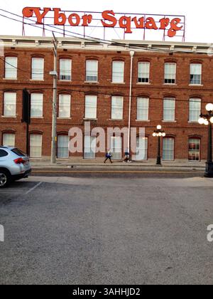 30. März 2015: Tampa, FL, USA: Ende des 19. Jahrhunderts wurde die Stadt Ybor in Tampa als „Zigarrenhauptstadt der Welt“ bezeichnet. Viele der ursprünglichen Zigarrenfabriken aus rotem Backstein wurden in Restaurants, Geschäfte und Büros umgewandelt. (Bild: © Mimi Whitefield/TNS/ZUMA Wire) Stockfoto