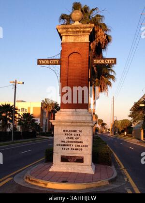 30. März 2015 - Tampa, FL, USA - Ein rotes Ziegelschild markiert den Eingang zu Ybor City, Tampas Quartier Latin. (Bild: © Mimi Whitefield/TNS/ZUMA Wire) Stockfoto