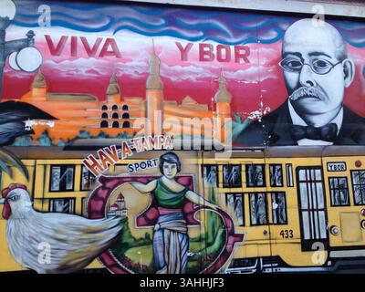 30. März 2015 - Tampa, FL, USA - Ein farbenfrohes Wandbild an einem Gebäude in Tampas Ybor City feiert die Symbole des historischen kubanischen Viertels. (Bild: © Mimi Whitefield/TNS/ZUMA Wire) Stockfoto