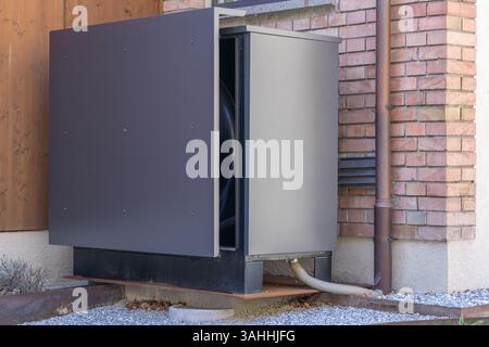 Überdachte Wärmepumpe in einem Einfamilienhaus Stockfoto