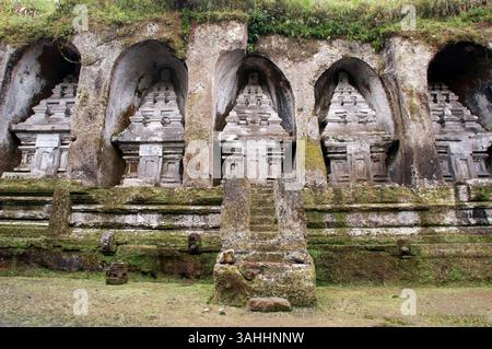 August 2013 - Bali, Indonesien - Indonesien, Bali, bei Ubud, Tampaksiring, Gunung Kawi Tempel. Der Tirtha Empul Tempel ist ein Hindutempel, der sich in einem Tal zwischen zwei Hügeln mit großen Quellen befindet und von den Einwohnern heilig ist, um alle schlechten Einflüsse im Körper zu schmelzen und Seele und Geist zu reinigen. (Kreditbild: Sergi Reboredo/ZUMA Wire/ZUMAPRESS.com) Stockfoto