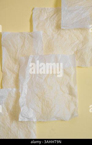 Neutraler Schwarzweißhintergrund mit einem weißen leeren Blatt Papier. Draufsicht, sauberer minimaler Stil in neutralen Farben, Platz für Text. Stockfoto