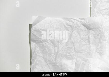 Neutraler Schwarzweißhintergrund mit einem weißen leeren Blatt Papier. Draufsicht, sauberer minimaler Stil in neutralen Farben, Platz für Text. Stockfoto