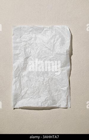 Neutraler Schwarzweißhintergrund mit einem weißen leeren Blatt Papier. Draufsicht, sauberer minimaler Stil in neutralen Farben, Platz für Text. Stockfoto