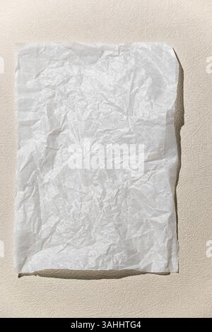 Neutraler Schwarzweißhintergrund mit einem weißen leeren Blatt Papier. Draufsicht, sauberer minimaler Stil in neutralen Farben, Platz für Text. Stockfoto