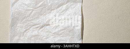 Neutraler Schwarzweißhintergrund mit einem weißen leeren Blatt Papier. Draufsicht, sauberer minimaler Stil in neutralen Farben, Platz für Text. Stockfoto
