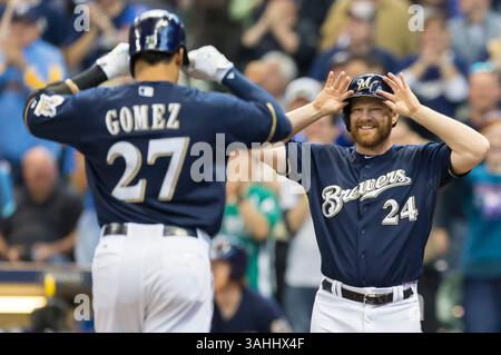 11. Mai 2015: Der erste Baseman Adam Lind begrüßt Milwaukee Brewers Center Fielder Carlos Gomez #27 nach einem Homerun während des Major League Baseballspiels zwischen den Milwaukee Brewers und den Chicago White Sox im Miller Park in Milwaukee, WI. Die Brauer besiegten die Sox mit 10:7. John Fisher/CSM(Bild: © John Fisher/Cal Sport Media/ZUMAPRESS.com) Stockfoto