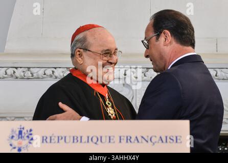 11. Mai 2015 - Havanna, KUBA - der französische Präsident Francois Hollande, rechts, ehrt den kubanischen Kardinal Jaime Ortega mit dem Ordenskommandanten der Ehrenlegion in der französischen Botschaft in Havanna, Kuba, Montag, 11. Mai 2015. (Bild: © Prensa Internacional/ZUMA Wire) Stockfoto