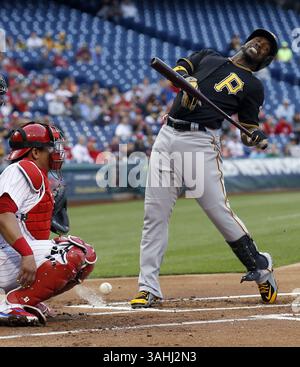 13. Mai 2015 – Philadelphia, PA, USA – Andrew McCutchen der Pittsburgh Pirates reagiert, nachdem er am Mittwoch, den 13. Mai 2015, beim ersten Inning im Citizens Bank Park in Philadelphia von einem Pitch vor dem Philadelphia Phillies-Catcher Carlos Ruiz getroffen wurde. (Bild: © Yong Kim/TNS/ZUMA Wire) Stockfoto