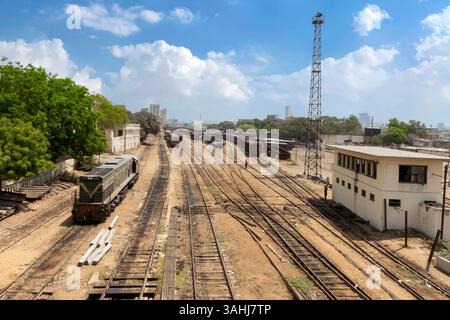 Die Vogelperspektive der Bahngleise des Stadtbahnhofs auf der I I chundrigar Road Karachi Stockfoto