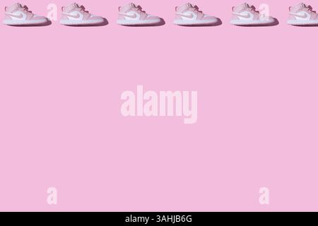 Pink Air Jordan 1 Mid Sneaker-Muster auf rosa Hintergrund. Turnschuhe, Basketball, Retro, Michael Jordan, Mode, Kollektion und Freizeit. Stockfoto
