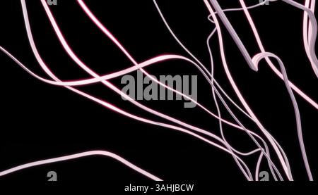 Abstrakte Neonlichtlinien kurbeln sich anmutig vor einem dunklen Hintergrund. 3D-Rendering Stockfoto