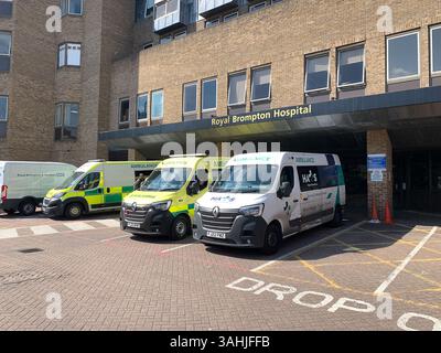 Chelsea, London, Großbritannien. April 2025. Krankenwagen vor dem Royal Brompton Hospital in Sydney Street, Chelsea, London. „Die Royal Brompton und Harefield Hospitals bilden das größte Herz- und Lungenzentrum in Großbritannien und gehören zu den größten in Europa.“ Seit über 175 Jahren stehen unsere Teams an den Krankenhäusern Royal Brompton und Harefield an der Spitze der bahnbrechenden Innovationen. Unsere Experten führten 1956 die erste erfolgreiche Operation im Vereinigten Königreich durch, um ein Loch im Herzen zu schließen, die erste Koronarangioplastie im Jahr 1980 und die erste Herzlungentransplantation im Jahr 1983. Wir richten t Stockfoto