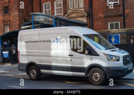Chelsea, London, Großbritannien. April 2025. Das Royal Brompton Hospital in Sydney Street, Chelsea, London. „Die Royal Brompton und Harefield Hospitals bilden das größte Herz- und Lungenzentrum in Großbritannien und gehören zu den größten in Europa.“ Seit über 175 Jahren stehen unsere Teams an den Krankenhäusern Royal Brompton und Harefield an der Spitze der bahnbrechenden Innovationen. Unsere Experten führten 1956 die erste erfolgreiche Operation im Vereinigten Königreich durch, um ein Loch im Herzen zu schließen, die erste Koronarangioplastie im Jahr 1980 und die erste Herzlungentransplantation im Jahr 1983. Wir haben den ersten Erwachsenen Großbritanniens gegründet Stockfoto