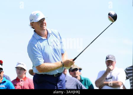 25. Juni 2015 - Cromwell, Connecticut, USA - Ernie Els beobachtet den Flug seines Schusses aus der 3. T-Box während der ersten Runde des PGA Travelers Championship Turniers, das im TPC River Highland in Cromwell, Connecticut, ausgetragen wurde. Eric Canha/CSM(Bild: © Eric Canha/Cal Sport Media/ZUMAPRESS.com) Stockfoto