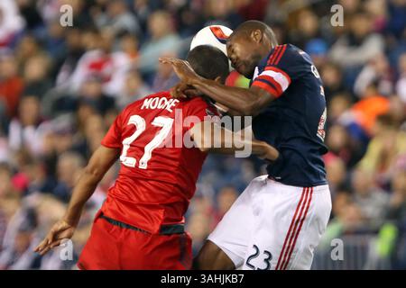 Mai 2015; Foxborough, MA, USA; Torontos FC-Stürmer Luke Moore (27) und der New England Revolution Verteidiger Jose Goncalves (23) in der zweiten Hälfte eines MLS-Spiels zwischen der New England Revolution und Toronto FC im Gillette Stadium. New England und Toronto spielten 1-1 Unentschieden. Anthony Nesmith/CSM(Bild: © Anthony Nesmith/Cal Sport Media/ZUMAPRESS.com) Stockfoto